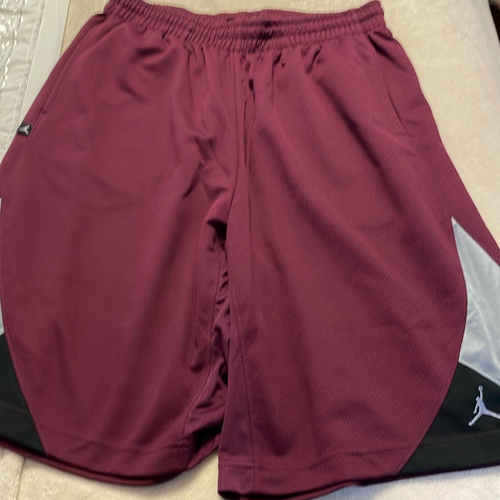 Jordan basketball short size XL, Burgundy /Black